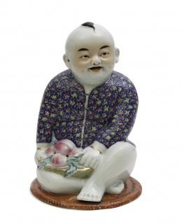 1147.  Figura de niño sentado con melocotones en porcelana china para la exportación.China, ffs. S. XIX