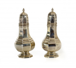 1128.  Pareja de “sugar casters” de plata con decoración facetada. Con marcas.Inglaterra, Birmingham, 1961..