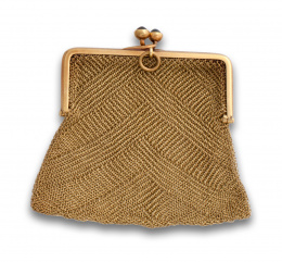 653.  Bolsito años 30 de malla de oro con decoración espigada y cierre de zafiros.