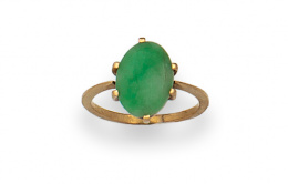 653.  Sortija con jade ovalado en oro de 18K.