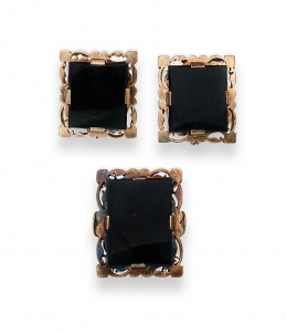 579.  Conjunto de pendientes y sortija años 30 con ónix rectangular  en marcos calados .