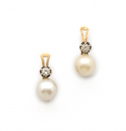 601.  Pendientes tu y yo con perla y brillante en oro de 18K.