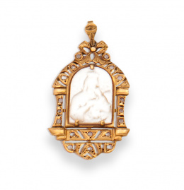 18.  Medalla colgante de pp. s. XX con Virgen en nácar en marco capilla de oro calado y zafiros blancos en oro de 18K.
