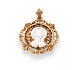 12.  Medalla colgante de pp. s. XX con Virgen en nácar en marco circular de oro calado y zafiros blancos en oro de 18K