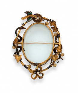 569.  Broche guardapelo s XIX con marco de hojas de parra y pajaritos .