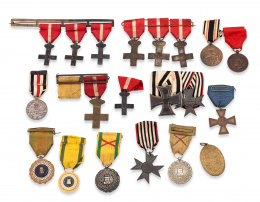 700.  Lote de 20 medallas y condecoraciones militares de distintos países y metales.