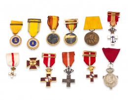699.  Lote de 22 medallas,condecoraciones y broches militares de distintos países y metales.