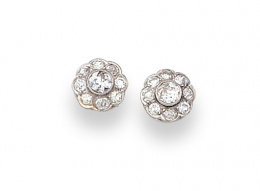 576.  Pendientes rosetones de brillantes en montura de platino.
