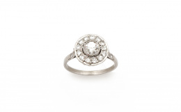 524.  Sortija ojo de perdiz con brillante de 0,60 ct central, orlado de brillantes en montura de platino.