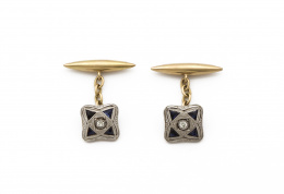 711.  Gemelos cuadrangulares Art-Decó con brillante en chatón rodeado por zafiros triangulares y diamantes.