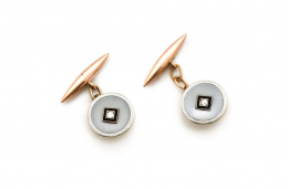 188.  Gemelos circulares Art-Decó en opalina grabada con centro de brillantes rodeado por cuadrado de ónix facetados y esmalte blanco en contorno.