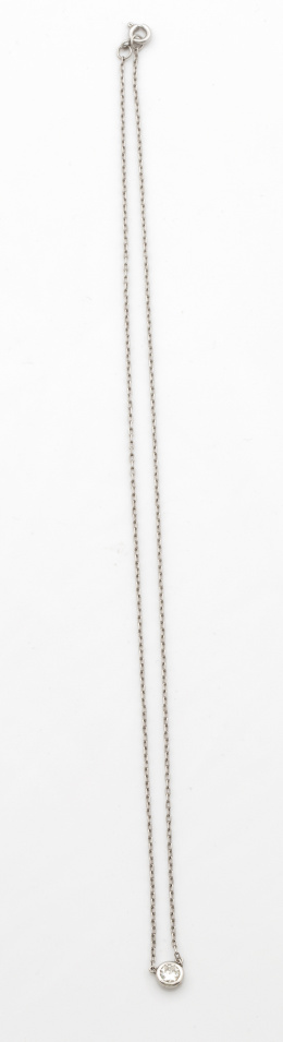 174.  Colgante con brillante en chatón de 0,23 ct con cadena de oro blanco de 18K.
