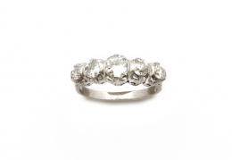 528.  Sortija cintillo de brillantes de talla antigua que suman 2 ct en montura de platino.
