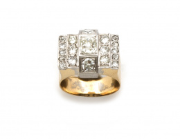 190.  Sortija chevalière de platino y brillantes de talla antigua en montura escalonada y tres brillantes de mayor tamaño en arco central.