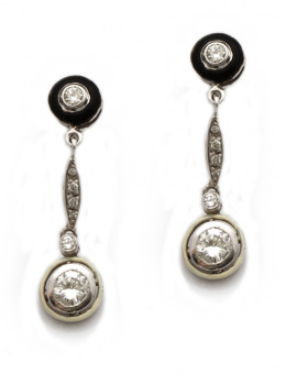 716.  Pendientes largos estilo Art-Decó con chatones de brillantes enmarcados en esmalte negro y marfil, articulados a líneas de brillantes.