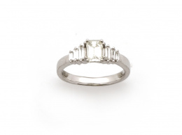 185.  Sortija alianza con siete diamantes talla  esmeralda escalonados, siendo el central de 0,93 ct y color estimado G.