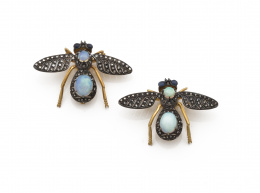 636.  Broche en forma de mosca con cabuchones de ópalo, diamantes en las alas móviles y cuerpo, y ojos de cabuchón de zafiro.