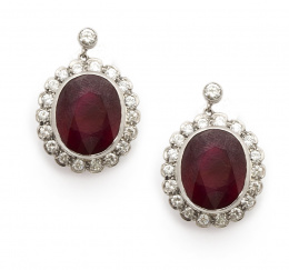 701.  Pendientes con rubíes ovales que suman 28,10 ct, orlados de brillantes, que penden de chatón de brillante. 