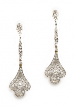 706.  Pendientes largos de brillantes con pieza inferior lobulada y calada que pende de barra,y de lágrima con pavé de brillantes.