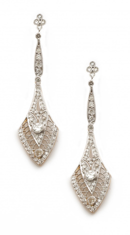 191.  Pendientes largos de brillantes con pieza inferior a modo de punta de flecha calada, que pende de barra y de cuatro chatones de brillantes.