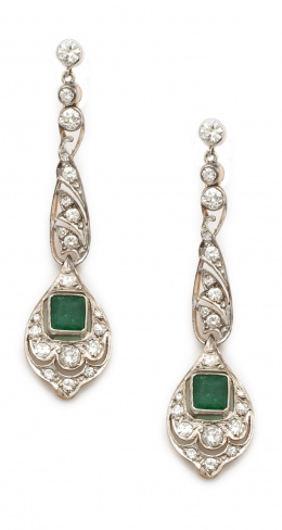 707.  Pendientes largos de esmeraldas y brillantes de pp s. XX, en pieza colgante que pende de barra calada y tres chatones alineados en parte superior.