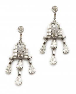 196.  Elegantes pendientes largos Art-Decó de baguette y perillas de diamantes.