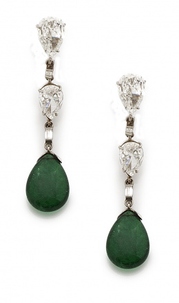 192.  Delicados pendientes largos Art-Decó con gotas de esmeraldas colombianas que penden de perillas y baguettes de diamantes.