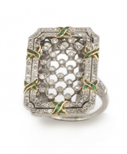 709.  Sortija Art Decó firmada LACLOCHE,con celosía de brillantes en chatones en marco rectangular de doble orla de brillante y aspas de esmeraldas