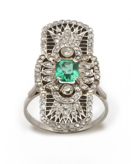 194.  Elegante sortija lanzadera Art-Decó con esmeralda central 0,75 ct,en marco calado y cuajado de brillantes en chatón y diamantes.