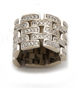155.  Sortija ancha en malla articulada de bandas de brillantes que suman 0,80 ct aprox en oro blanco de 18K.