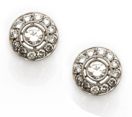 198.  Pendientes ojo de perdiz con brillantes en chatón centrales de 0,50 cada uno, orlados de brillantes.