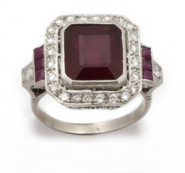 186.  Sortija estilo Art-Decó con rubí 8,5 ct cuadrado orlado de brillantes,y montura escalonada de brillantes y rubíes calibrados.
