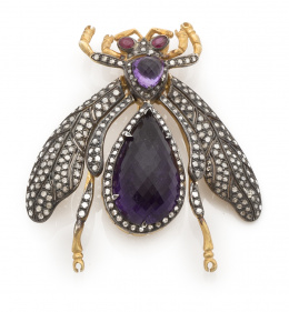 177.  Broche mosca con amatistas facetadas en cuerpo,diamantes en las alas móviles y rubíes cabuchón como ojos en cabeza móvil.