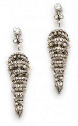 713.  Pendientes largos estilo Art-Decó con racimos de perlitas y brillantes en discos articulados que penden de trébol de chatones de brillantes.