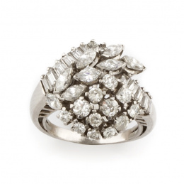 596.  Sortija bombée años 30 con brillantes coronados por dos bandas de baguettes y navettes, en montura de platino.