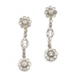 599.  Pendientes largos con dos flores de brillantes entre línea de  chatones articulados.