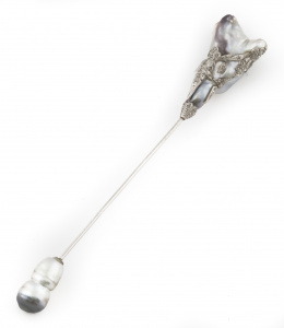 191.  Broche alfiler Belle époque con gran perla barroca natural adornada por guirnaldas y flores de diamantes en montura de platino con cierre de perla barroca.