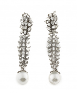 198.  Pendientes largos años 30 con perlas Australianas que penden de racimos de diamantes talla marquisse, baguette y brillante. En montura de platino.