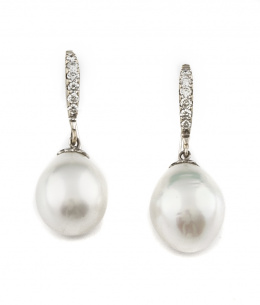 608.  Pendientes con perillas de perlas Australianas que penden de arco de brillantes, en montura de oro blanco de 18K.
