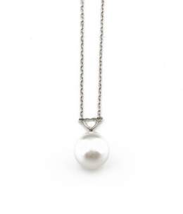 606.  Colgante con perilla de perla Australiana y diamante talla corazón 0,20 ct con cadena fina de platino.