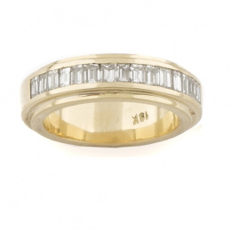 579.  Anillo alianza con banda superior de diamantes talla baguette que suman 1,30 ct.