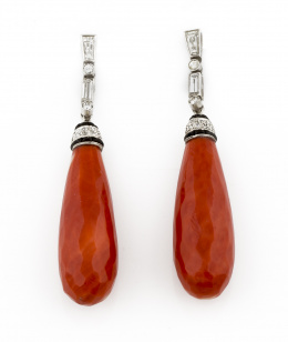 809.  Pendientes largos Art Decó con grandes perillas facetadas de coral que penden de línea de diamantes baguette y chatones alternos.