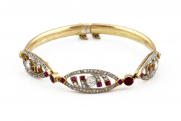 695.  Pulsera con tres centros articulados Art-Decó ojivales con diamantes y rubíes en diseño calado. En oro de 18K con frente de platino.