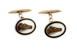 668.  Gemelos de pp s.XX con cabezas de caballo en esmalte guilloché sobre oro amarillo de 18K.