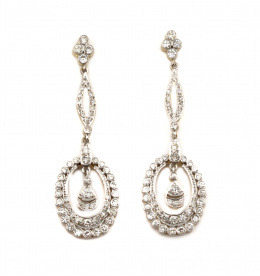 802.  Pendientes largos de brillantes de estilo eduardino con óvalo colgante de cuyo centro pende lágrima