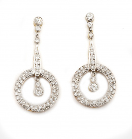 811.  Pendientes largos de brillantes estilo Art-Decó con aro de pavé de cuyo centro penden brillantes en chatón en cascada.