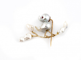 788.  Broche realizado con perlas barrocas que representa pato en una rama,realizado en oro de 18K con ojo de rubí.
