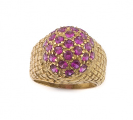 716.  Sortija bombée años 40 con semiesfera de rubíes sintéticos en montura ancha con grabado que simula enrejado