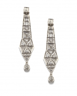 800.  Pendientes largos Art-Decó de platino y brillantes con piezas geométricas articuladas rematadas por chatón colgante.