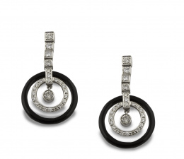 810.  Pendientes estilo Art-Decó con aro de ónix y aro de brillantes que penden de línea de brillantes en marcos cuadrangulares articulados.